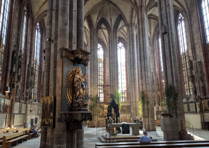 Внутри церкви Святого Себальда в Нюрнберге